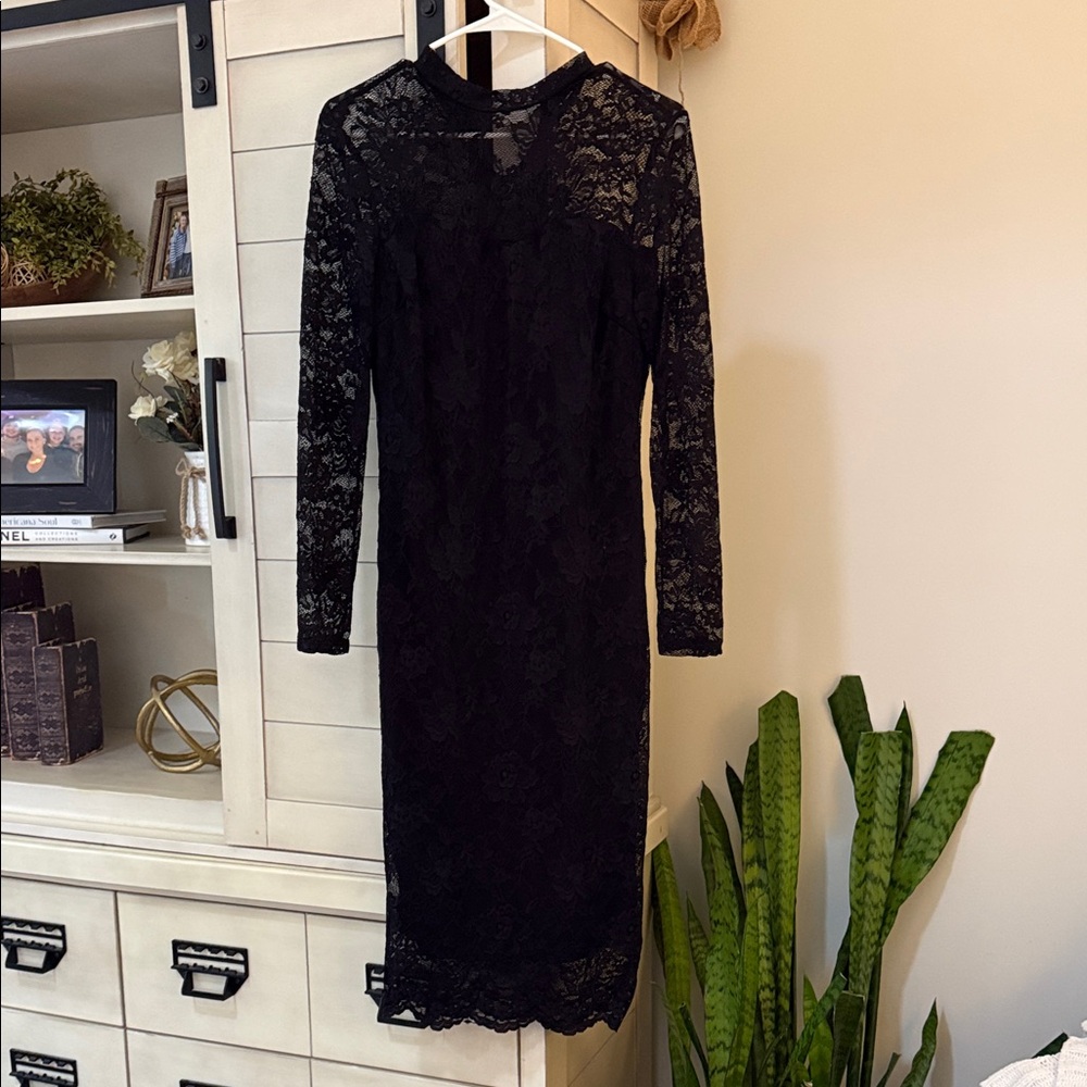 Elegant Black Lace Long-Sleeve Sheath Dress